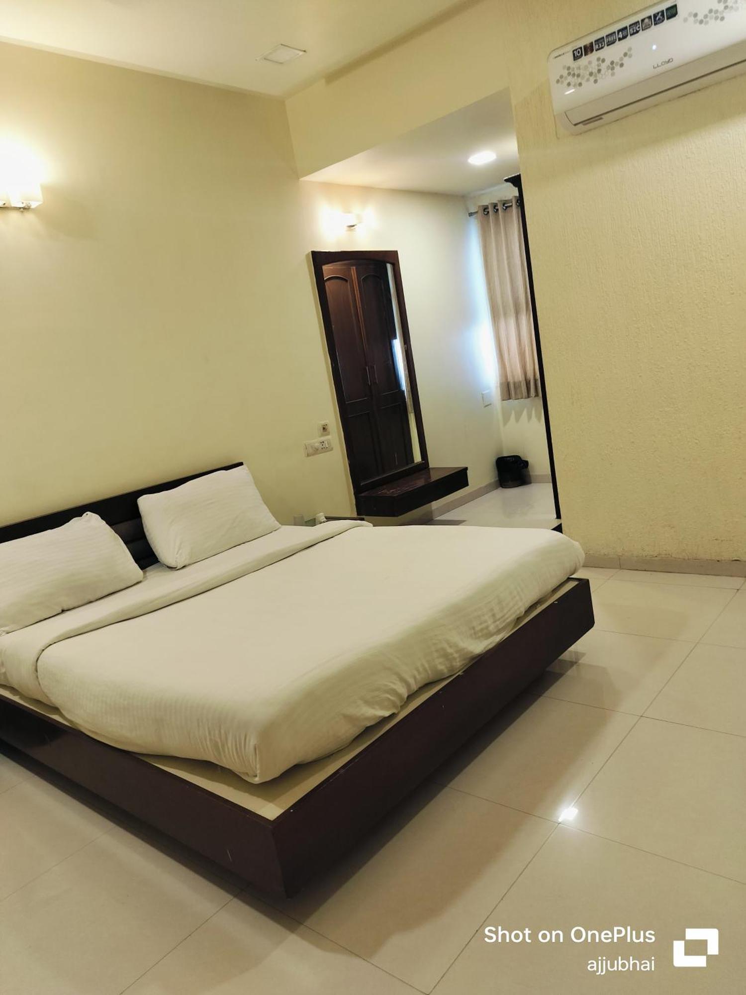 Hotel Sun N Step Club Ahmedabad Eksteriør bilde